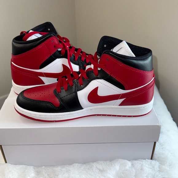 Women's Nike Air Jordan 1 Mid Red, Black, and White

Size 9.5

New- Never worn - Picture 1 of 6